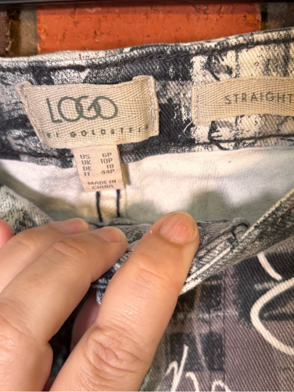 Logo by Lori Goldstein womens graffiti abstract print cropped jeans gray 6P - Picture 2 of 4